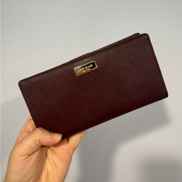 Maroon bifold kate spade wallet - Picture 1 of 3